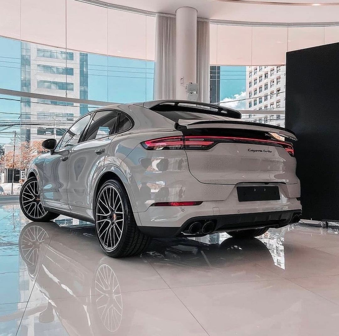 _Itumeleng_K's tweet image. Battle of the German SUV coupès.

Where's your money going?