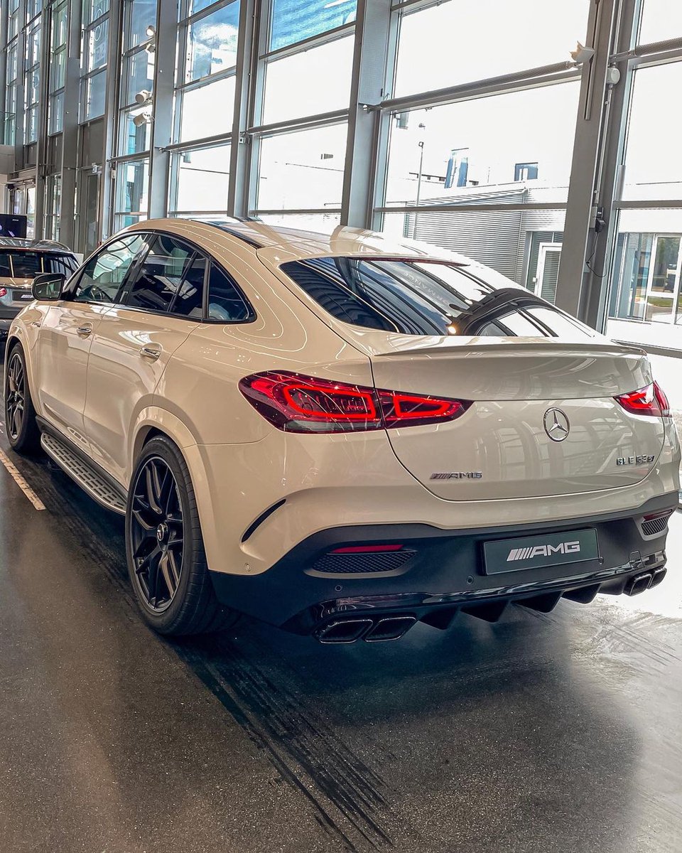 _Itumeleng_K's tweet image. Battle of the German SUV coupès.

Where's your money going?