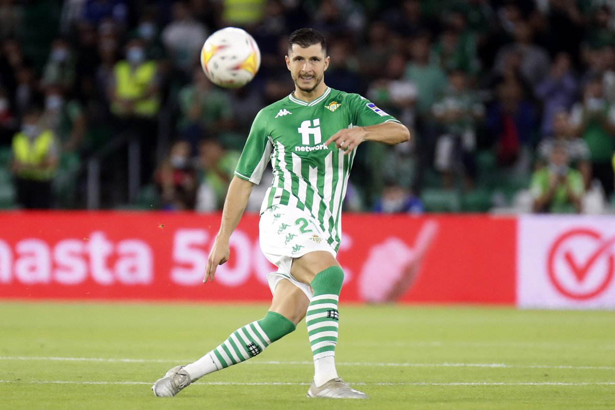 RealBetis's tweet photo. 63’ ⏱⚽ Cambio en el #RealBetis 🔄 Se marcha @Guido_Rodriguez y entra @AGuardado18 🆗 
 
💚🤍 #RealBetisValencia 3-1 ⚫⚪

#DíaDeBetis https://t.co/tEwZ2haD3n