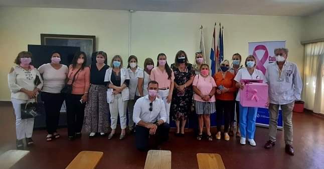 RodrigoAlberna3's tweet photo. Las Mujeres Cabildantes de Salto, acompañadas de la Ministra Irene Moreira y del Diputado Rodrigo Albernaz, entregaron a las autoridades del Hospital de Salto, pañuelos y pelucas para las mujeres que están en tratamiento por cáncer de mama. https://t.co/whVraX2Avd