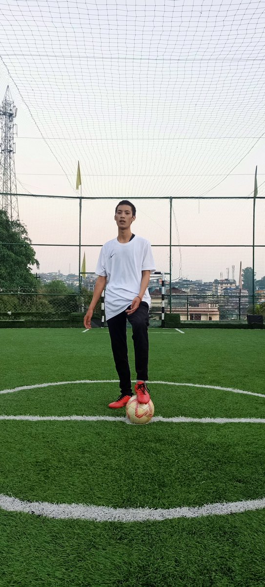 tassar_dado's tweet photo. after long time play football
4 5 years but its new for me today  in futsal ground playing.enjoy movement..✌️😊 oct/ 27 /2021 https://t.co/x8N7XD1gxI