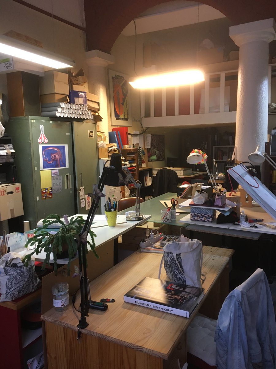 arbitraire_ed's tweet photo. Deux places se libèrent à l'atelier Arbitraire, espace de travail partagé entre dessinateurs·trices (bande-dessinée, illustration) situé à Lyon 3ème (entre la place Guichard et la place Voltaire).

On cherche pour début novembre et début janvier.
⬇️⬇️⬇️ https://t.co/hH9Nhm7UfA