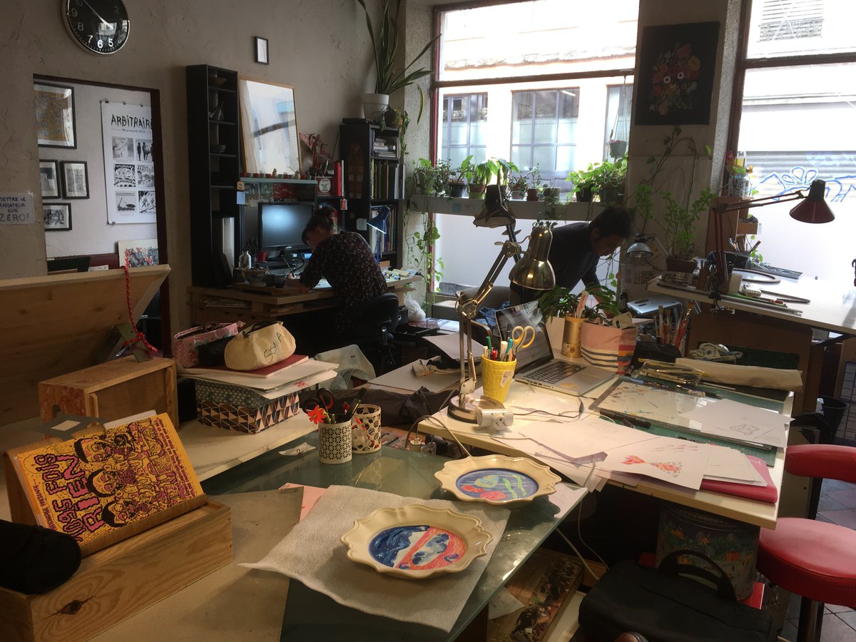 arbitraire_ed's tweet photo. Deux places se libèrent à l'atelier Arbitraire, espace de travail partagé entre dessinateurs·trices (bande-dessinée, illustration) situé à Lyon 3ème (entre la place Guichard et la place Voltaire).

On cherche pour début novembre et début janvier.
⬇️⬇️⬇️ https://t.co/hH9Nhm7UfA