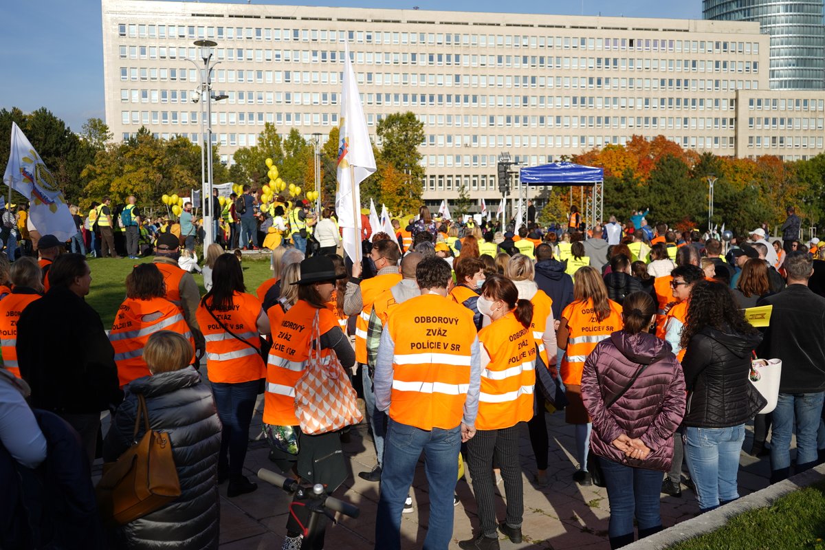 miroslavhajnos's tweet photo. 🦺During the second round of collective bargaining of higher-level collective agreements for the public sector for 2022, the @KOZSlovakRep organized today 📢 protest in front of the Government Office of the Slovak Republic 🇸🇰 to express support for our collective bargainers✊ https://t.co/s0hOOkLl87