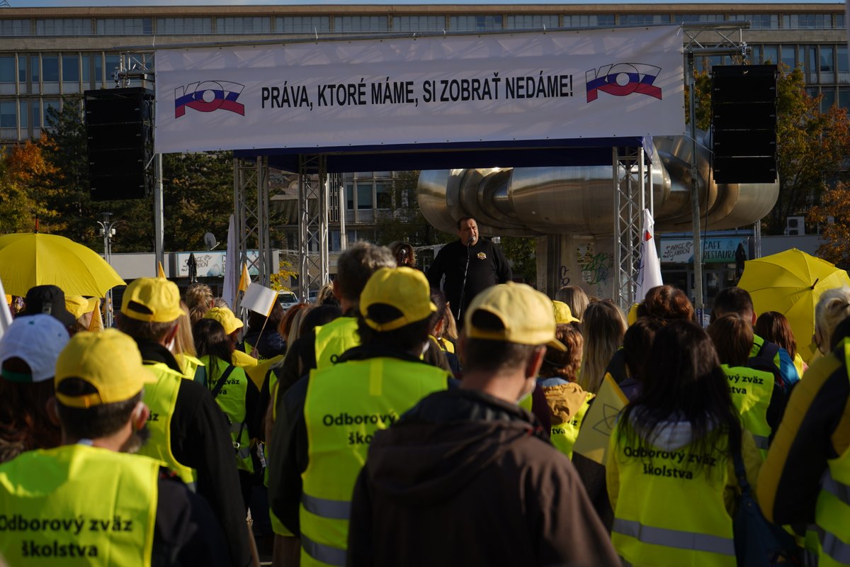 miroslavhajnos's tweet photo. 🦺During the second round of collective bargaining of higher-level collective agreements for the public sector for 2022, the @KOZSlovakRep organized today 📢 protest in front of the Government Office of the Slovak Republic 🇸🇰 to express support for our collective bargainers✊ https://t.co/s0hOOkLl87