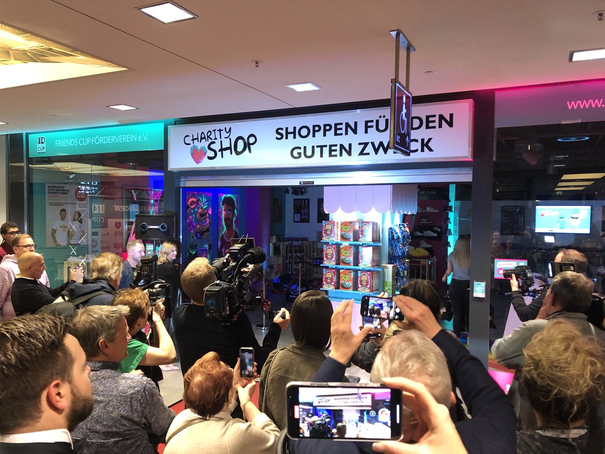 Ab heute gibt es in der #HamburgerMeile einen neuen Anziehungspunkt, den ich heute gerne mit eröffnet habe - den #CharityShop👍🎉! Einkaufen 🛍 und dabei gutes tun. Danke an alle, die das möglich gemacht haben - auch das Center durch großzügigen Mietverzicht👏!