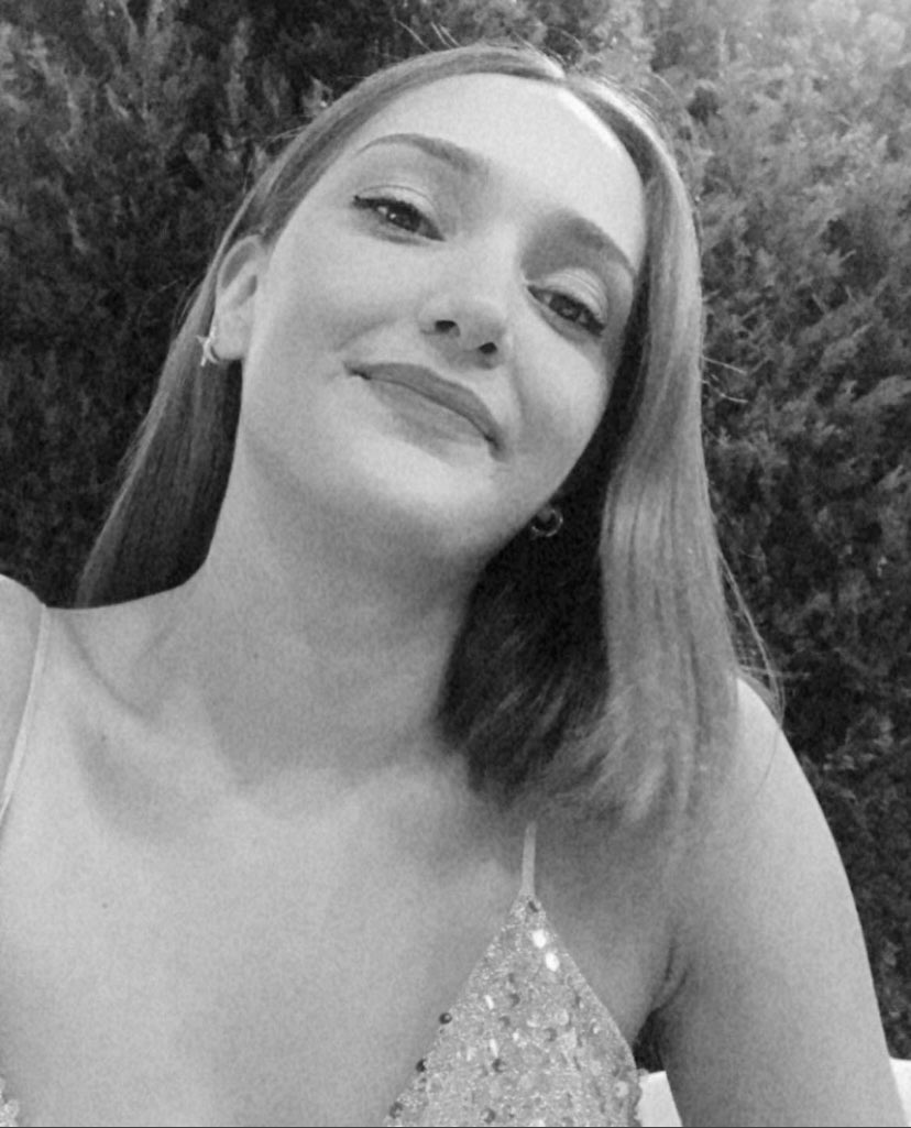 Rastgele bir yere çiçek bıraksak,
bir kadının mezarına denk gelecek kadar kadın öldürüldü bu ülkede!
Yeter artık be !!     #ŞebnemŞirin