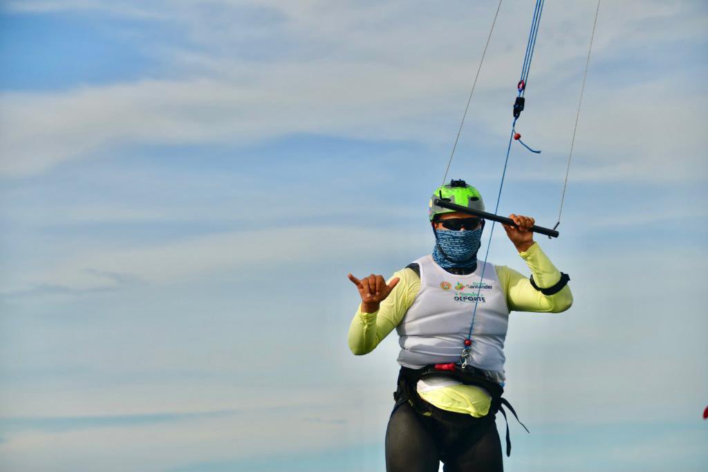 Pinedagol's tweet photo. Medalla de Oro🥇 para el Santander en los #IVJuegosDeMarYPlaya, gracias al deportista de la Selección de Vela, Víctor Alfonso Bolaños, quien se impuso en la prueba de Kite Surf disputada en Coveñas 🏆#OrgulloDeSantander | https://t.co/sFMZPJPlg8