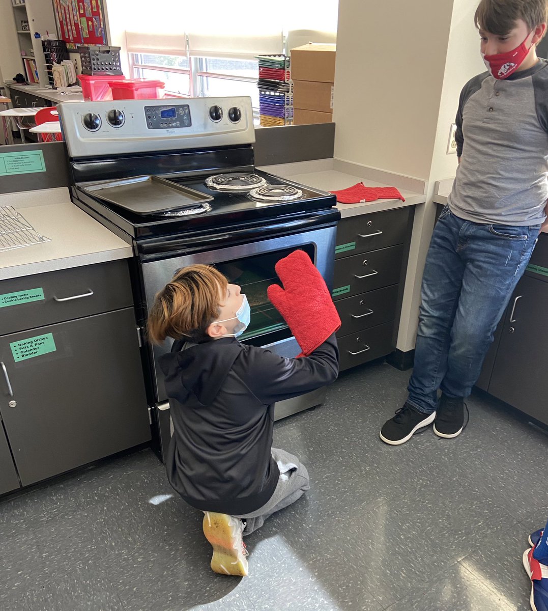 MrsHam_FCS's tweet photo. 7th graders favorite lab of the quarter…chocolate chip cookies!
#fcs #wwms #lifeskill https://t.co/3nbTYsh022