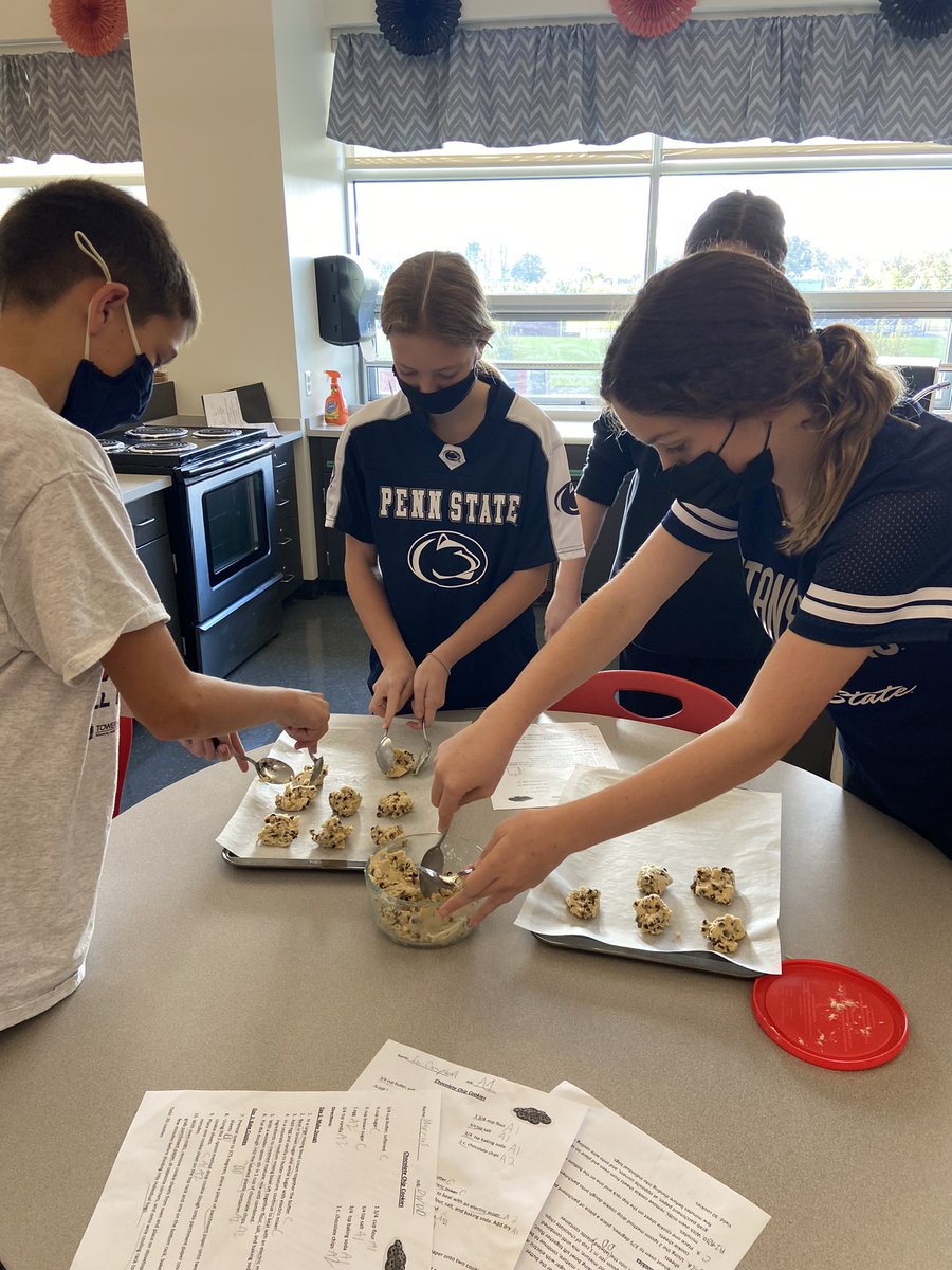MrsHam_FCS's tweet photo. 7th graders favorite lab of the quarter…chocolate chip cookies!
#fcs #wwms #lifeskill https://t.co/3nbTYsh022