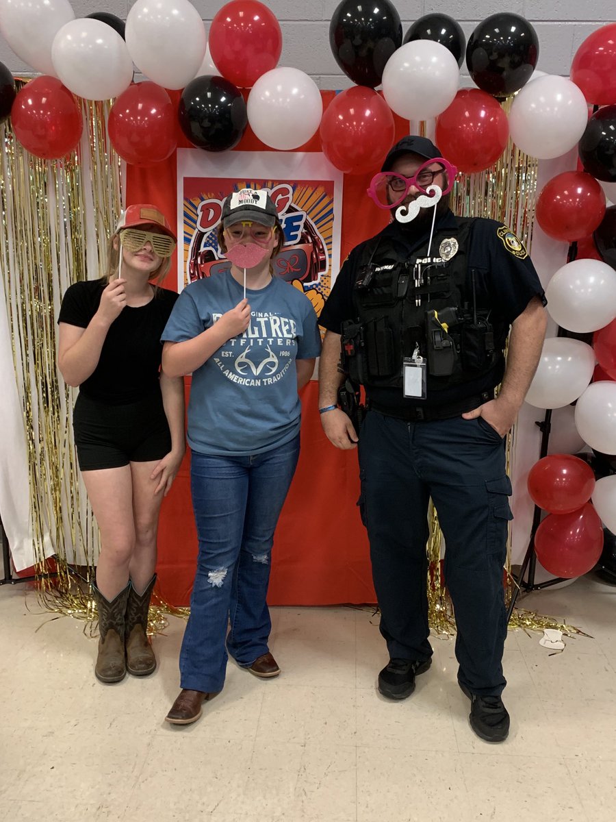 CMSsocialst8's tweet photo. Red Ribbon Week at CMS!#CardinalPride ⁦@CMSCardinals⁩ ⁦@ClintonMoCards⁩ https://t.co/6dpDEbalwe