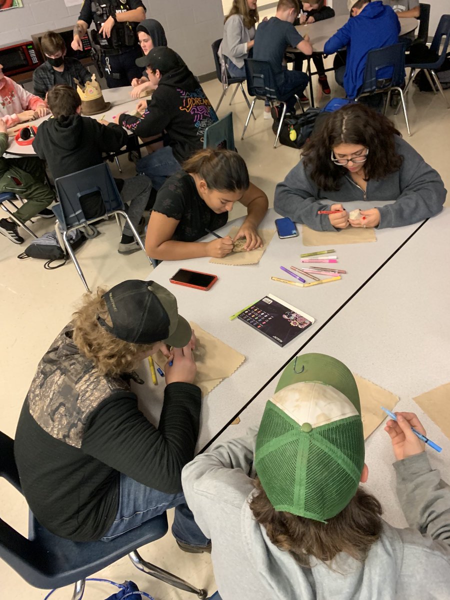 CMSsocialst8's tweet photo. Red Ribbon Week at CMS! #CardinalPride ⁦@CMSCardinals⁩ ⁦@ClintonMoCards⁩ https://t.co/4fJSdK4Not