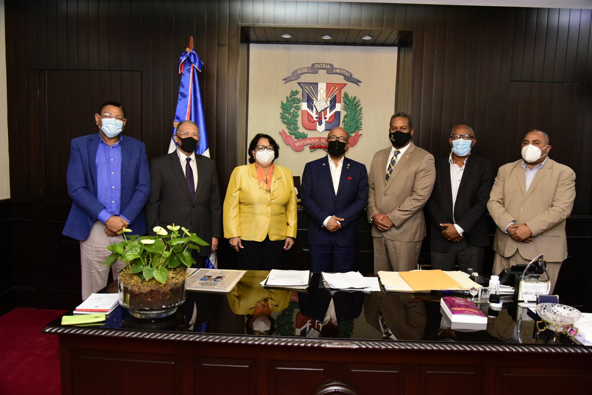 El presidente <a href="/Pachecoalfredoo/">Alfredo Pacheco</a>, recibió a a Emma Polanco, rectora de la <a href="/UniversidadUASD/">Universidad UASD</a> y a los profesores Liqui Pascual, Henrry Blanco; Ricardo Severino, director DIGEPLANDI y Fabio Rojas, Contralor General de la UASD. #DiputadosRD