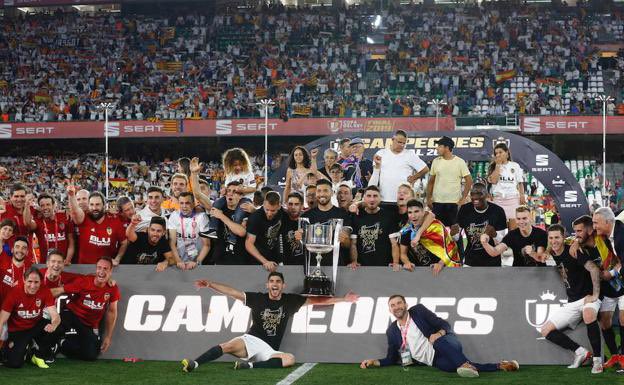 ciberchenet's tweet photo. Hace sólo 2 años y medio, el VCF conquistaba la Copa en este mismo escenario, poco después de haberse metido en la Champions. 30 meses en los que Meriton nos ha robado la ilusión y ha convertido a nuestro equipo en un esperpento absoluto que se arrastra por los campos de Primera. https://t.co/5YqmESHhOr