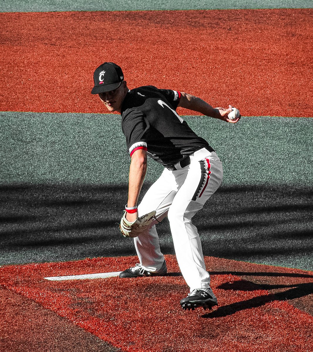 GoBearcatsBASE's tweet photo. Final Line for both of today's starting pitchers 🔥

⚫️ Keathley: 3.0 IP, 2 H, 0 R, 0 ER, 4 BB, 2 K
🔴 Harker: 3.0 IP, 2 H, 1 R, 1 ER, 1 BB, 1 K

#Bearcats | #NatiBoyz https://t.co/382zb4upV7