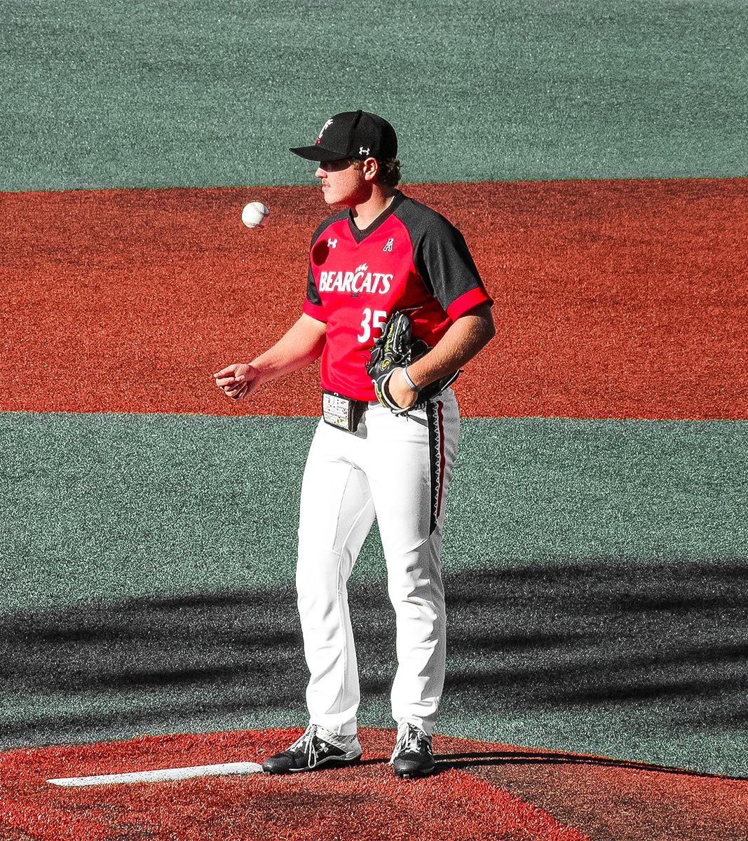 GoBearcatsBASE's tweet photo. Final Line for both of today's starting pitchers 🔥

⚫️ Keathley: 3.0 IP, 2 H, 0 R, 0 ER, 4 BB, 2 K
🔴 Harker: 3.0 IP, 2 H, 1 R, 1 ER, 1 BB, 1 K

#Bearcats | #NatiBoyz https://t.co/382zb4upV7