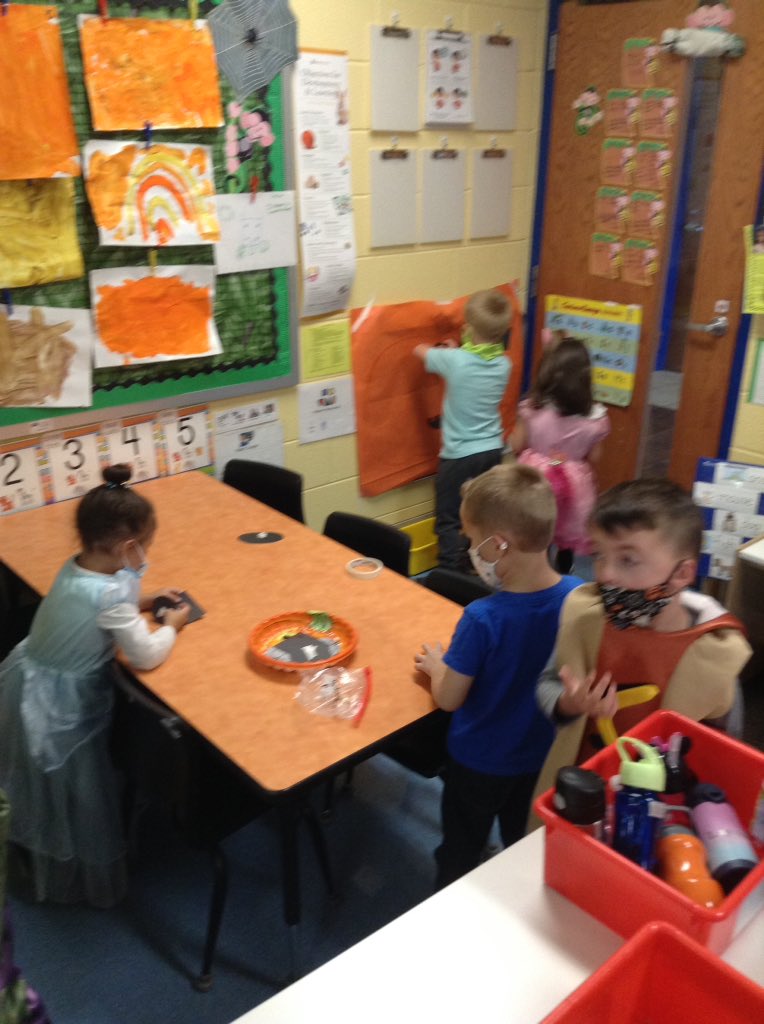 PlanoPreK's tweet photo. M/W Session had a blast decorating cookies, tossing pumpkins, pinning the face on the Jack-o-Lantern, and spider races! https://t.co/oyibIj6d5k