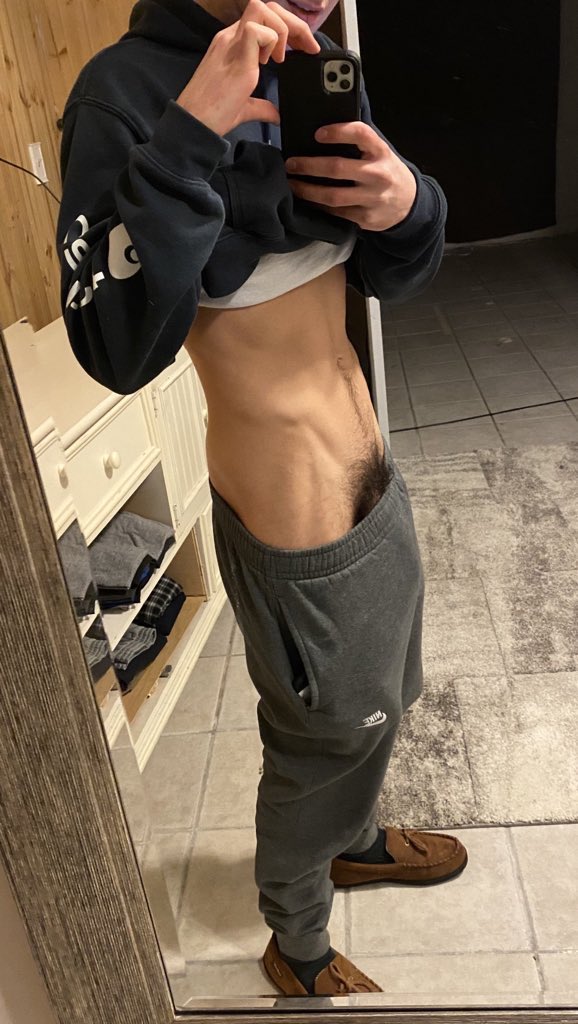 A_dunn958in's tweet photo. Retweet if your excited for sweatpants season https://t.co/gTZqHdcC8s
