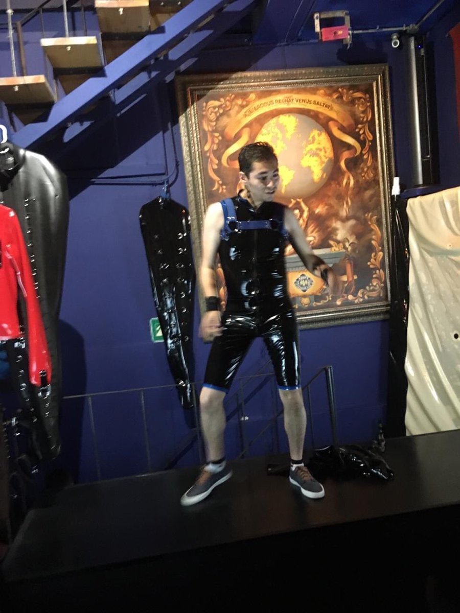 AlexRaMe13's tweet photo. El 27 de Octubre de hace 3 aรฑos era el primer #kinkster #BDSM que ocupaba canciones de @britneyspears en un #performance del tipo y lo hice de forma รฉpica y memorable. Living legend you can look but donโt touch.
๐@TOMSLeather
๐ท: @Zef_Lna
#AlexRaMe https://t.co/eVzBVpkWC1