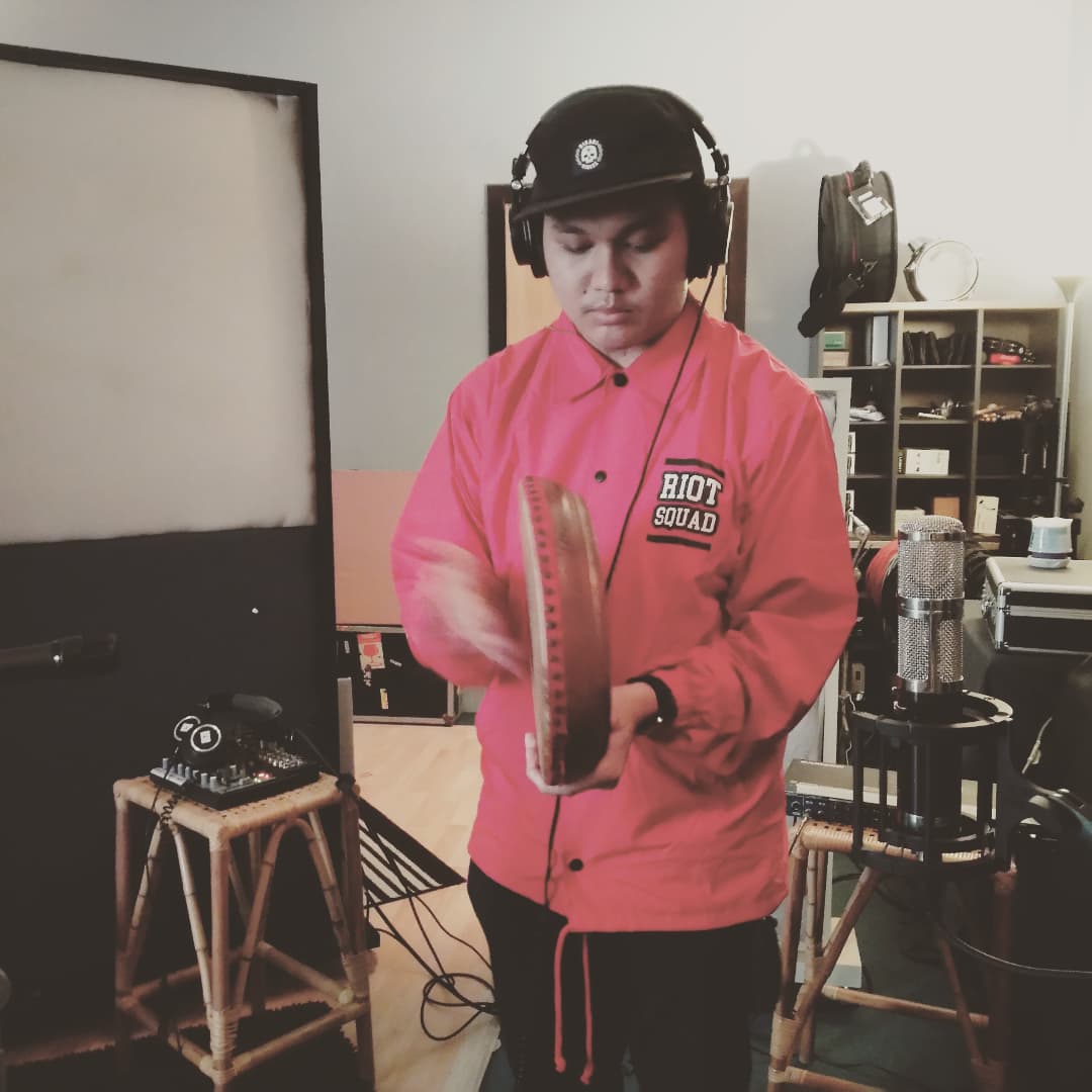 Mixboy2105's tweet photo. Day 588 #PPN : Recording traditional percussion with Achik (rebana) & Wazir (kompang) for @official.emmett.i with @izuanshah.isme producing. Used @vanguardaudio #V44S and @USAudioTechnica #ATM250 #ATM650
#Studio2105 #DirectAccess #recordingstudio #percussion #rebana #kompang https://t.co/EW1NNwTBZ0