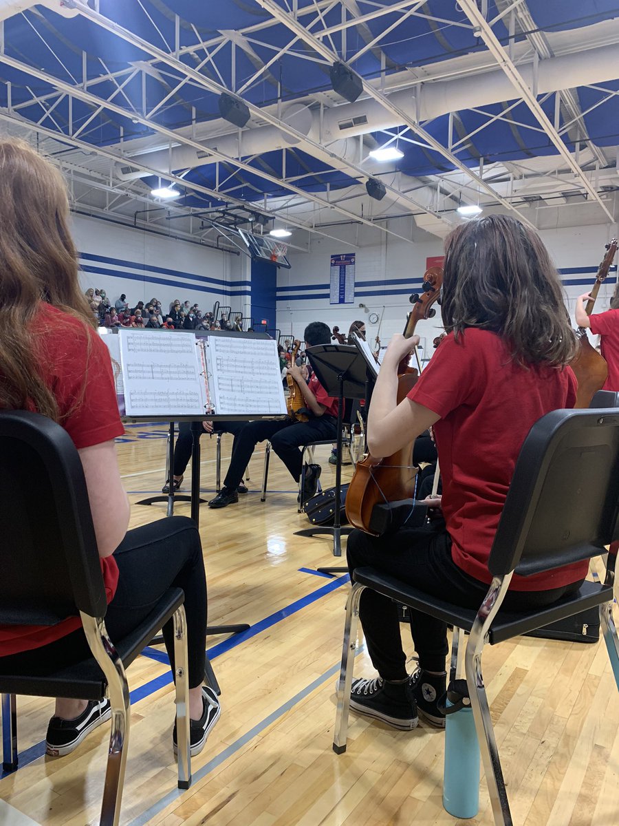 cardinalstrings's tweet image. Behind the scenes at the Worthingway MS Fall Orchestra Concert! Auntie Ellis says BRAVO, everyone! #itsworthit #stringsareworthit