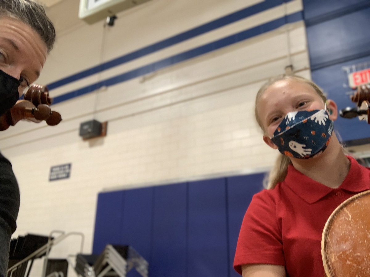 cardinalstrings's tweet image. Behind the scenes at the Worthingway MS Fall Orchestra Concert! Auntie Ellis says BRAVO, everyone! #itsworthit #stringsareworthit