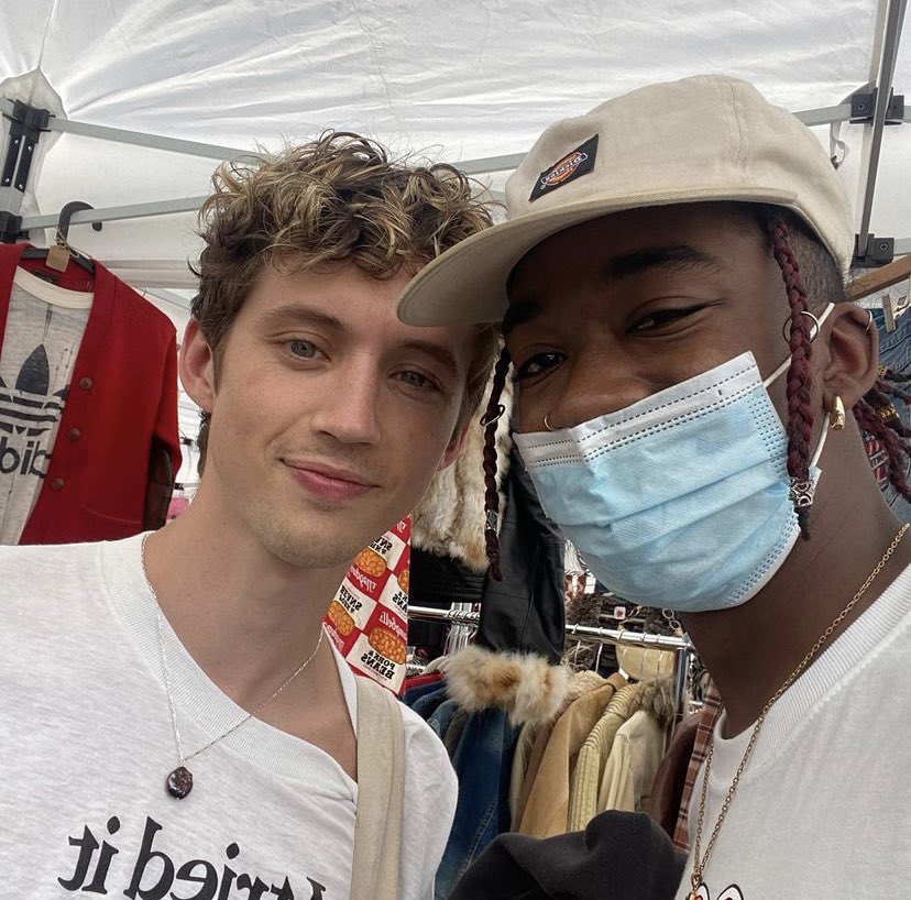 UpdatedTS's tweet photo. 📸| Troye with a fan recently!   

© mehkicl4y https://t.co/sNYIcQBcW4