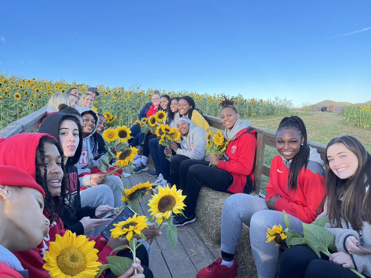 We want to send a big thank you to the beautiful <a href="/SinklandFarms/">Sinkland Farms</a> for hosting us this evening! Sunflowers, Pumpkins and S’mores with <a href="/Radford_WBB/">Radford Women's Basketball</a> 🌻 🎃🍫

#RadfordTough | #RiseAndDefend 🛡