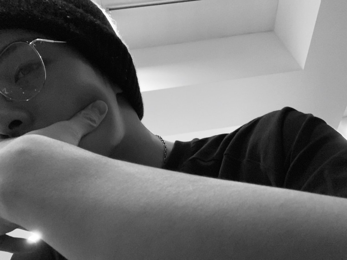 RubyJihoon's tweet photo. ˗ˏˋ Day 5 ♡ ˎˊ˗ #WINWINWEEK #WinwinChallenge
Eu amo as selcas em preto e branco do #WINWIN porque combinam demais com ele, assim como aquelas tremidas que só ele sabe bater kkkkkkk
Mas as minhas favoritas são essas duas dele, usando óculos e beanie, enfim lindo demais 😔💕💕 https://t.co/1Gd8avO4Hf