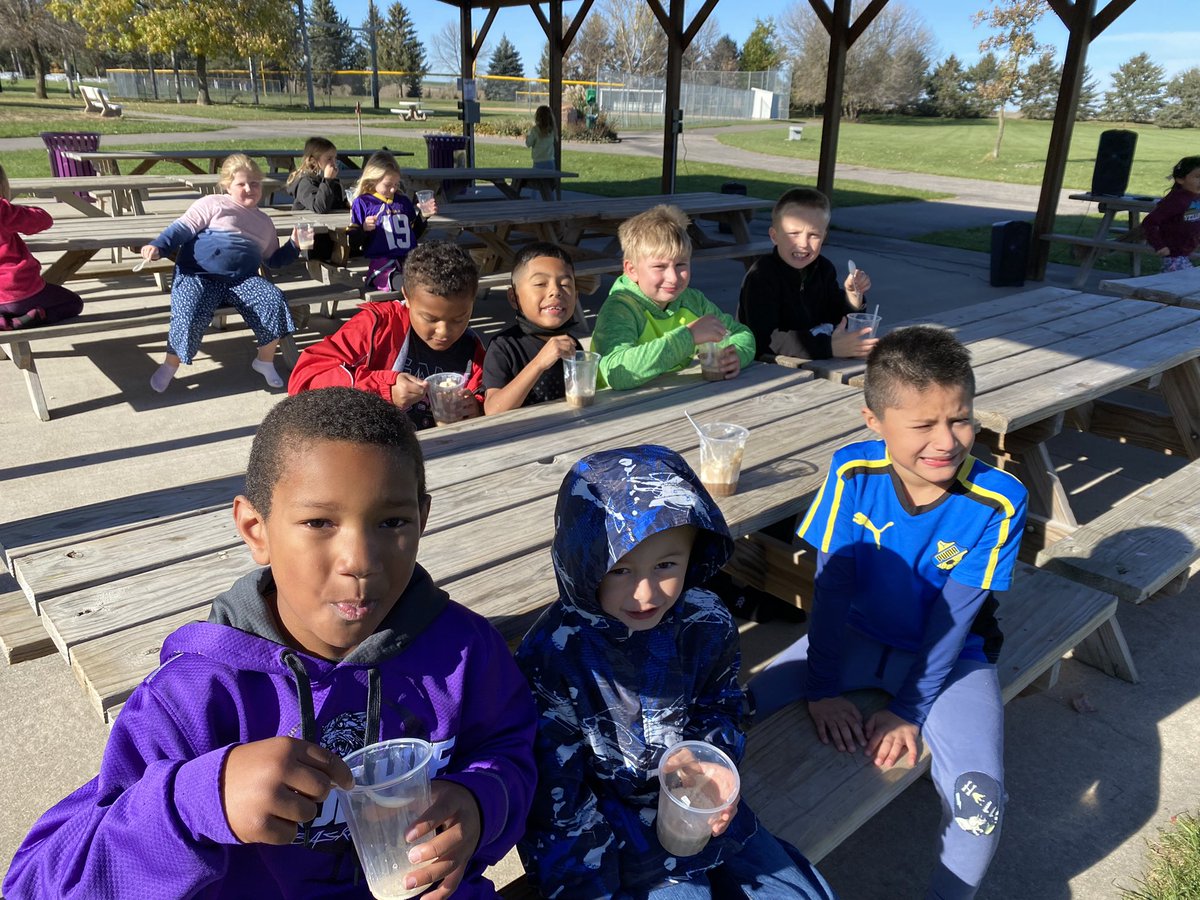 doerhoefer_j's tweet photo. Fall fun!  Thank you parents for supporting our school! #goodhuepublicschool https://t.co/L9KqGwY7Rt