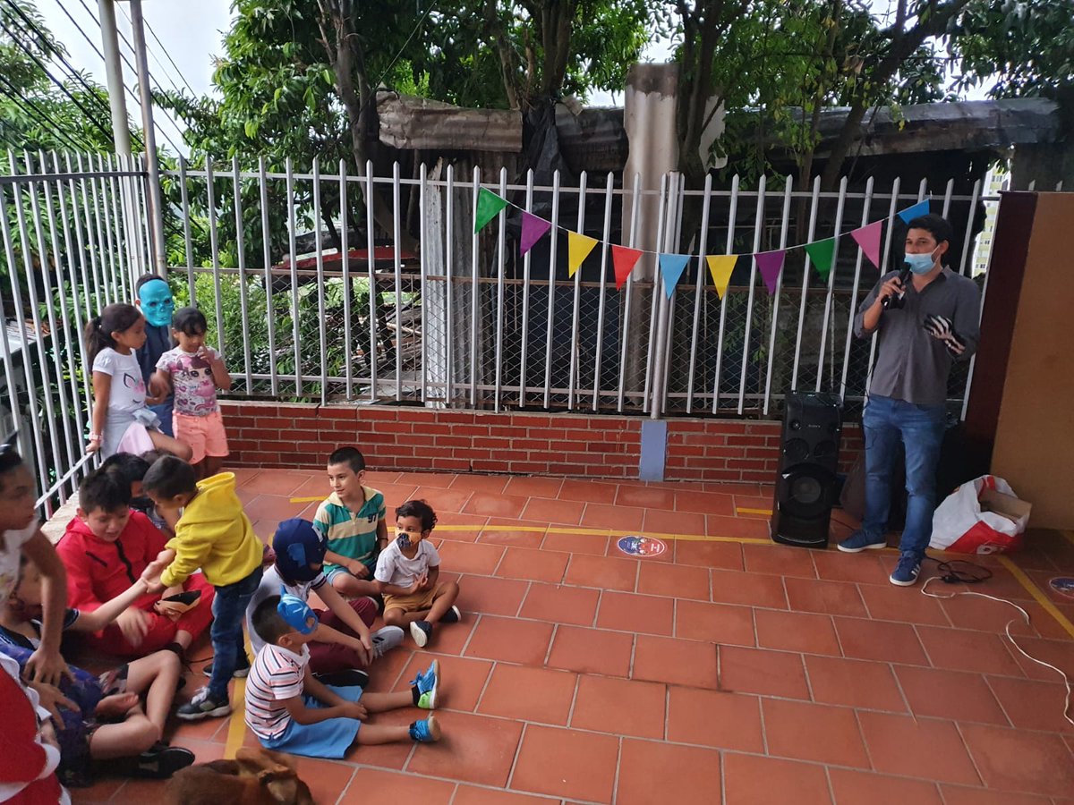NicolasQD97's tweet photo. Parchando en el Barrio Albania de la Comuna 14 de Bucaramanga, celebrando el Mes de los niños y las niñas. Compartimos una tarde de juegos, arte y risas.
#ConLosJóvenesMásJóvenes https://t.co/kJt4S3ze9o