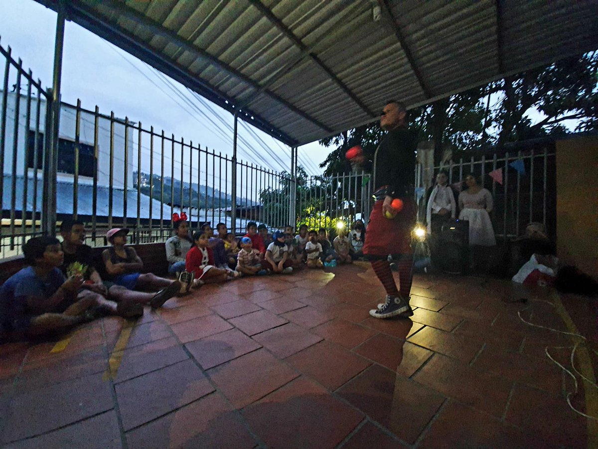 NicolasQD97's tweet photo. Parchando en el Barrio Albania de la Comuna 14 de Bucaramanga, celebrando el Mes de los niños y las niñas. Compartimos una tarde de juegos, arte y risas.
#ConLosJóvenesMásJóvenes https://t.co/kJt4S3ze9o