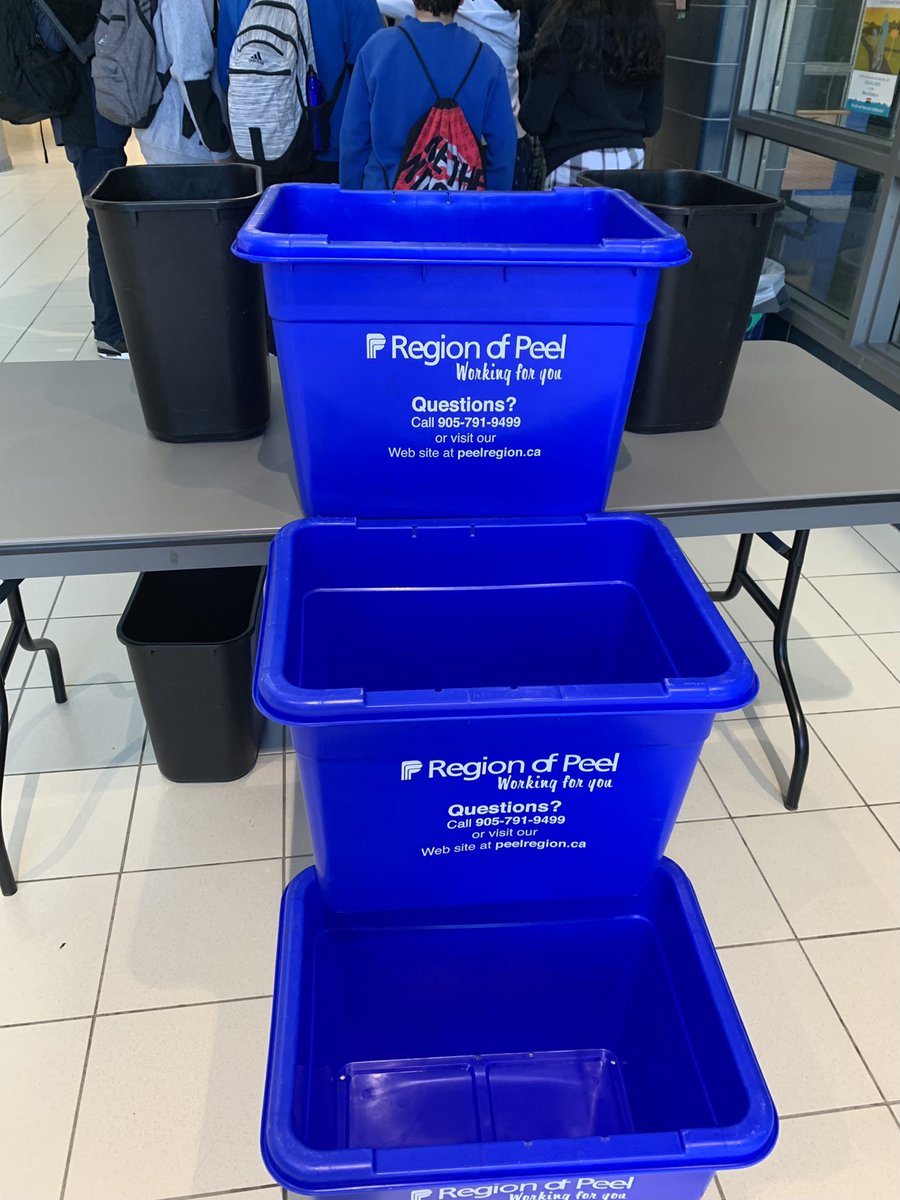Thanks to David Suzuki Secondary School’s Green Team for hosting a candy toss and helping students decide which waste items go to recycling vs. which go in the garage bin right before Halloween 🍬 <a href="/DSSSEco/">Suzuki EcoTeam</a> <a href="/PDSB_eco/">Peel EcoSchools</a>
