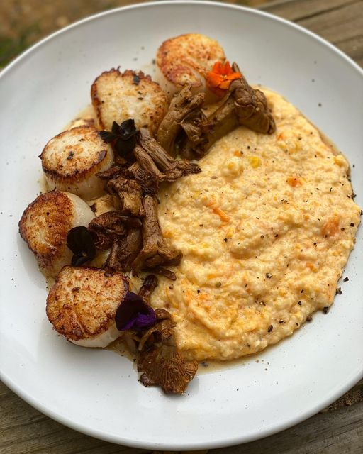 Chef’s Choice Local Seared Scallops with sweet potato grits and sautéed chanterelle mushrooms.  #chefdriven #scallops #chanterellemushrooms #ncgrits #obxrestaurant #outerbanks #kittyhawknc

obxtrio.com/restaurant/che…