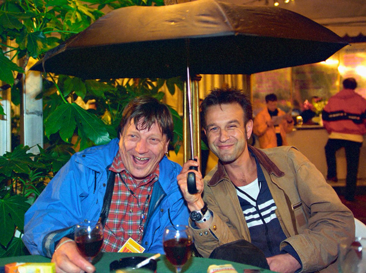 ZueriWestDaily's tweet photo. Oder gang zum Hofer
Däm isch es Iängwilig am Thunersee
(Göteborg, 2012)
Heute wäre #PoloHofer 77 geworden. #RIP https://t.co/19IxtoumYu