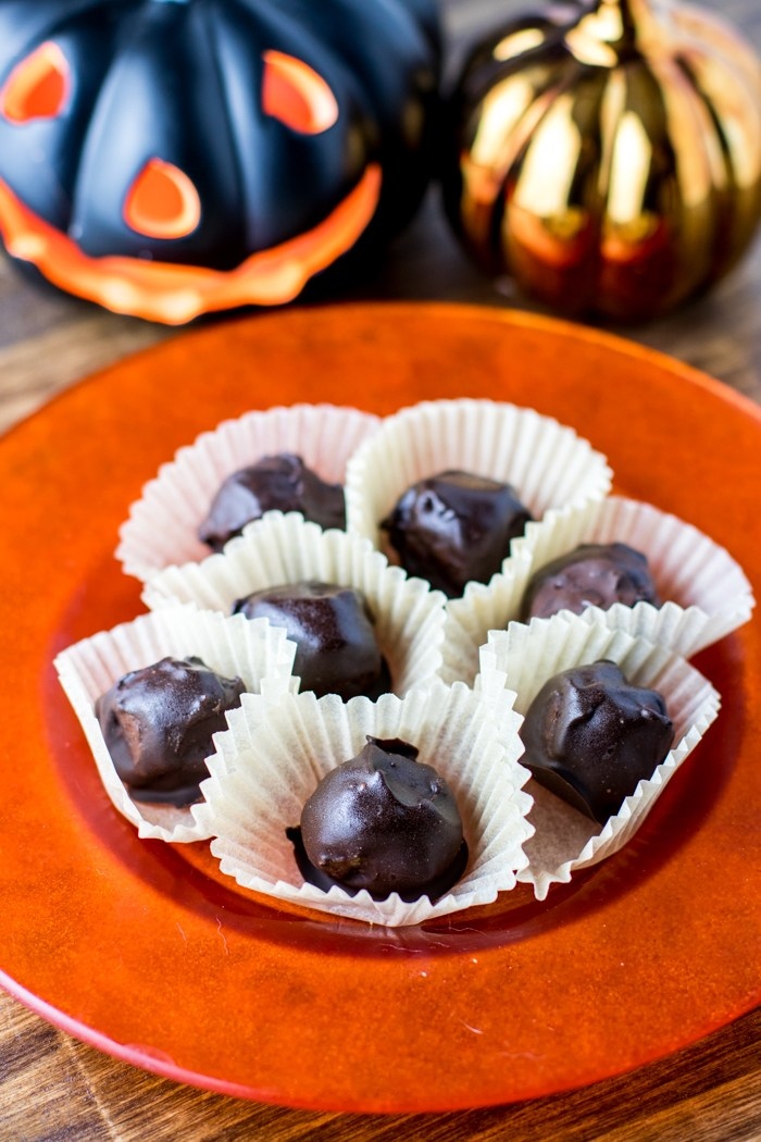 theJordAnomaly's tweet photo. One of my favorite #paleo #halloween treats! Naturally sweetened with dates, these no-bake Dark Chocolate Paleo Pumpkin Truffles are delicious! Give these as a gift, or keep them all to yourself!
Recipe at https://t.co/Xgtqy5I51A https://t.co/uG4wyJYLoR