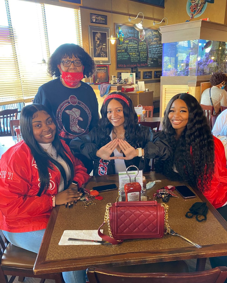 exideltas's tweet photo. Sorors Tamryn Williams, Kendyll Hansbro &amp; Casey Griffith joined the East St. Louis Alumnae Chapter in supporting Gulf Shores Restaurant in Edwardsville for Midwest Impact Day of Service 2021. We also had the pleasure of meeting one of EXi’s charter members, Soror Carolyn Johnson. https://t.co/1wGqWE0qkT