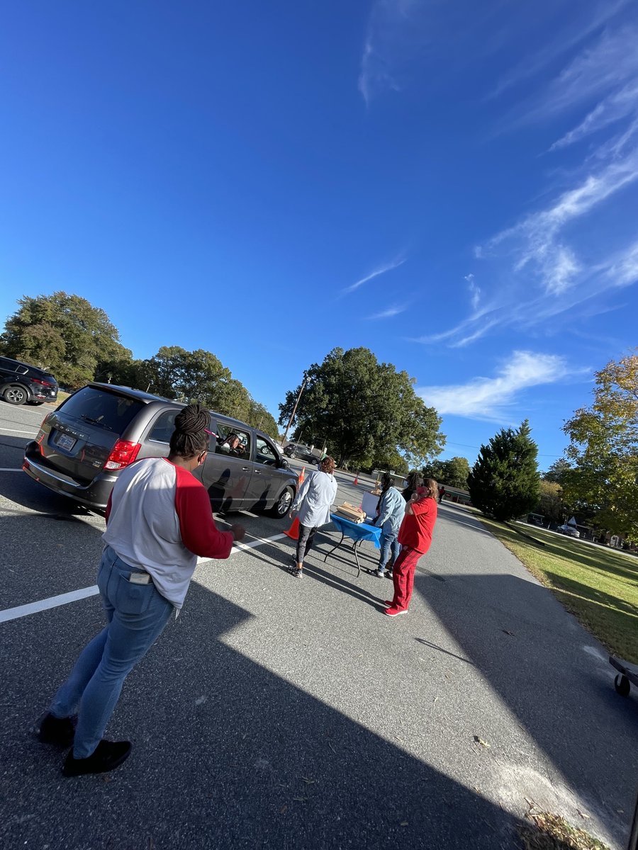 SumnerSeahawks's tweet photo. Sumner Elementary hosted their annual Title One night! Thank you so much to all the parents who came out tonight! We enjoyed seeing you at our drive through event! #learningtakesyouplaces https://t.co/46DXgMzpcb