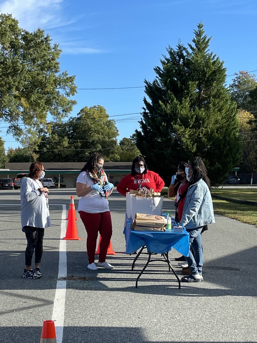 SumnerSeahawks's tweet photo. Sumner Elementary hosted their annual Title One night! Thank you so much to all the parents who came out tonight! We enjoyed seeing you at our drive through event! #learningtakesyouplaces https://t.co/46DXgMzpcb