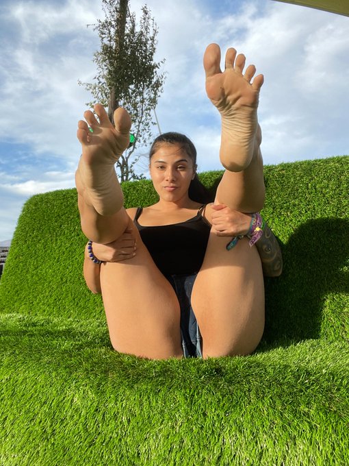 The grass is greener on the other side💚🦶🏼 https://t.co/hS4k59cyqh