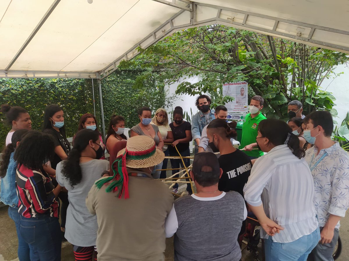 Estamos con familiares de víctimas y víctimas en el marco del paro 2021.Acompañamos aportando enfoque  en derechos de las víctimas a #Verdad #Justicia #Reparacion <a href="/Movicecol/">Movice</a> <a href="/OArquidiocesis/">Observatorio de Realidades Sociales</a> Comité de los DH nacido durante el paro en #Cali y  el mayor indígena Jair Hernandez