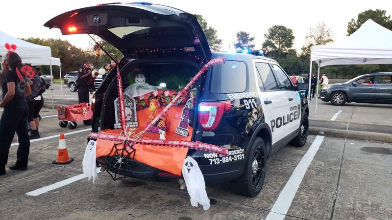 KPRC2's tweet photo. In case you missed it -- Did someone say "candy"???  -🍬🎃https://t.co/8LFcJ6Ll5p #Hounew #KPRC2 #HTX https://t.co/f7agGRYOZ0