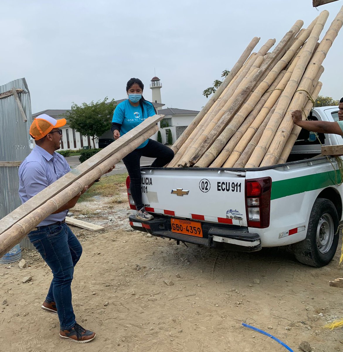 GC_Ecuador's tweet photo. Como @GC_Ecuador buscamos contribuir a la reducción de la pobreza siendo solidariamente responsables.
Gracias al apoyo del sector privado entregamos  cañas y tejas a 10 familias de las cooperativas Unidos venceremos 2, La Delia y Cerro de las cabras de Durán. https://t.co/GdHMDLimnj
