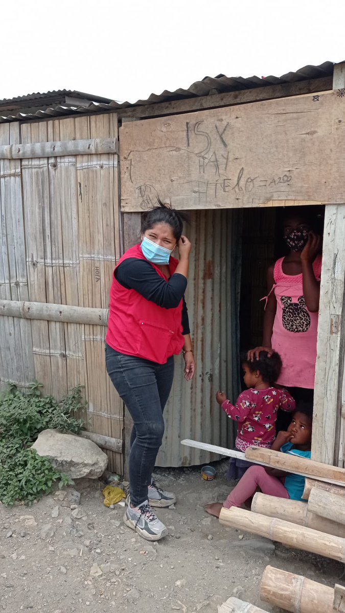 GC_Ecuador's tweet photo. Como @GC_Ecuador buscamos contribuir a la reducción de la pobreza siendo solidariamente responsables.
Gracias al apoyo del sector privado entregamos  cañas y tejas a 10 familias de las cooperativas Unidos venceremos 2, La Delia y Cerro de las cabras de Durán. https://t.co/GdHMDLimnj