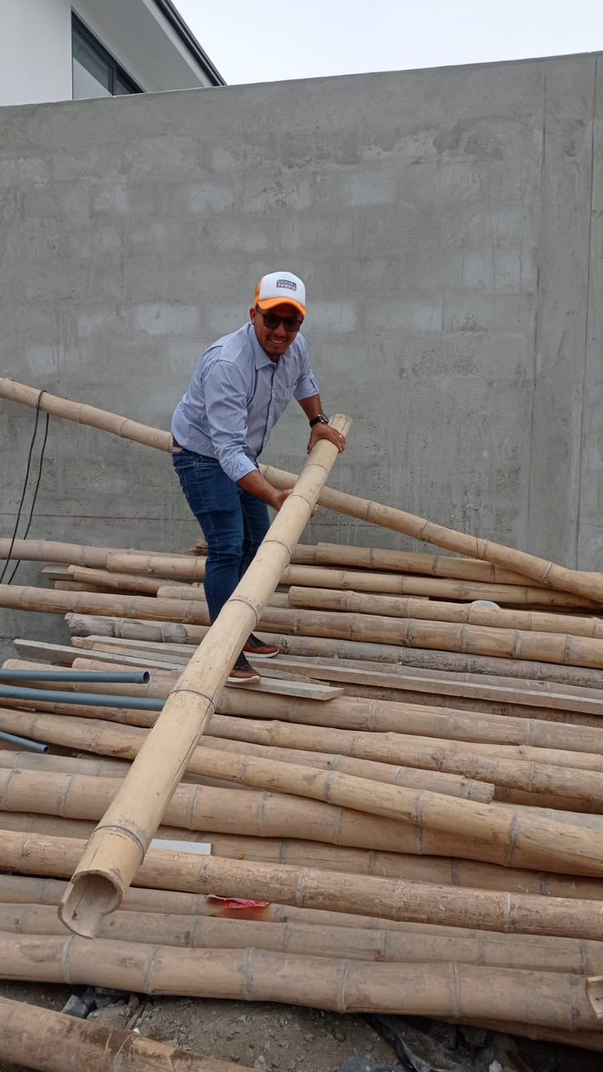 GC_Ecuador's tweet photo. Como @GC_Ecuador buscamos contribuir a la reducción de la pobreza siendo solidariamente responsables.
Gracias al apoyo del sector privado entregamos  cañas y tejas a 10 familias de las cooperativas Unidos venceremos 2, La Delia y Cerro de las cabras de Durán. https://t.co/GdHMDLimnj