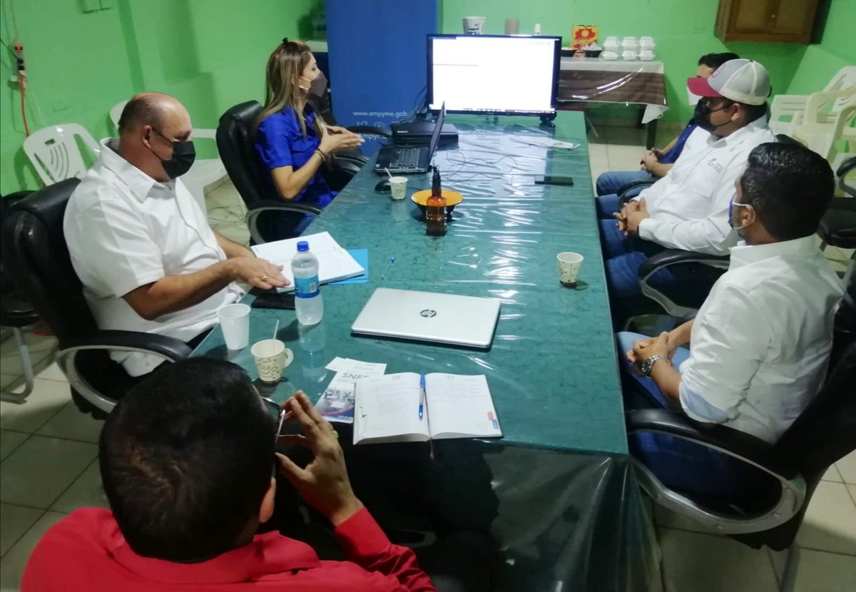 IPACOOP's tweet photo. #LosSantos | El Director Ejecutivo del #IPACOOP, Edwin Navarro, y el Director de AMPYME, Oscar Ramos, se reunieron con directivos de FENCOSPA, R.L., para invitar a sus miembros a participar en el Programa de Financiamiento de Microcréditos para PYMES. https://t.co/Ihe2N8YypX