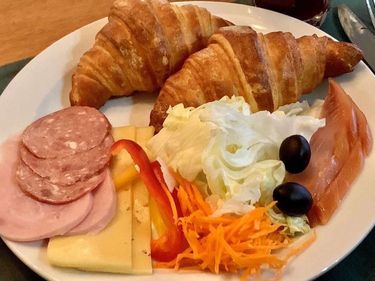 なんか、バイキングなどの盛り付けや組み合わせとか、やたら考えてしまう勢なので
食材の組み合わせ的なところは、何となく考える癖はついてるのかも知れなさ
皿のソースとか、なんかテレビでやってたよなーみたいな感じでテキトーに盛ってる
完全に悪ノリ 