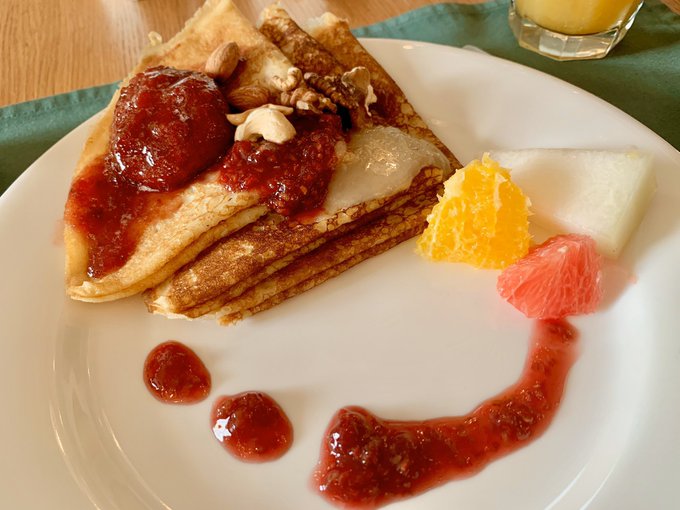 なんか、バイキングなどの盛り付けや組み合わせとか、やたら考えてしまう勢なので
食材の組み合わせ的なところは、何となく考える癖はついてるのかも知れなさ
皿のソースとか、なんかテレビでやってたよなーみたいな感じでテキトーに盛ってる
完全に悪ノリ 