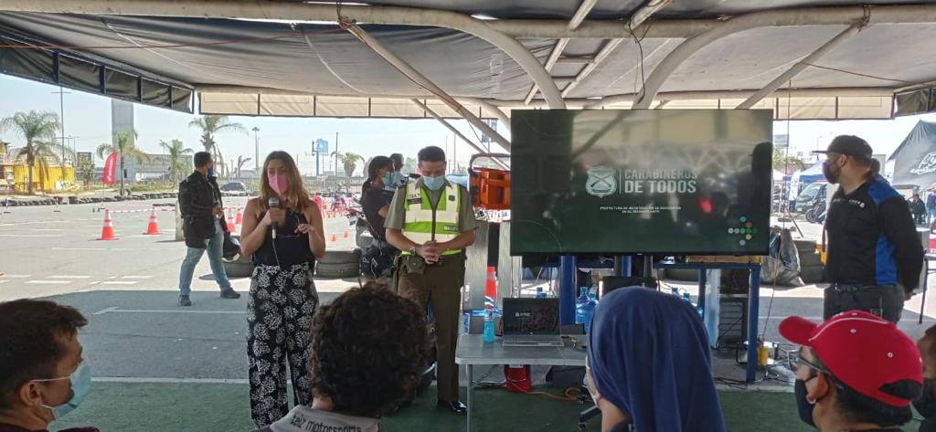conaset's tweet photo. #AgendaMTT | Una charla explicativa sobre la #LeyNoChat, realizó el área de Conductores y Tecnología de la @conaset en la @AcademiaMotos, con el fin de concientizar a motociclistas respecto a los peligros de la manipulación del celular al volante. #TodxsSomosVialistas https://t.co/VsflPm18SP