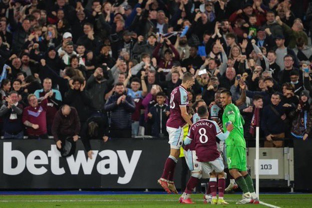 dmartin_gk's tweet photo. What a time to be a West Ham supporter 😊⚒⚒⚒. COYI https://t.co/0PtFye4lCZ